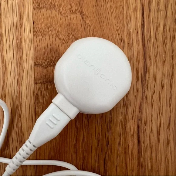 ✨ Clarisonic Mia 2 Sonic Facial Cleansing Brush – Never Used! ✨ - Picture 6 of 7